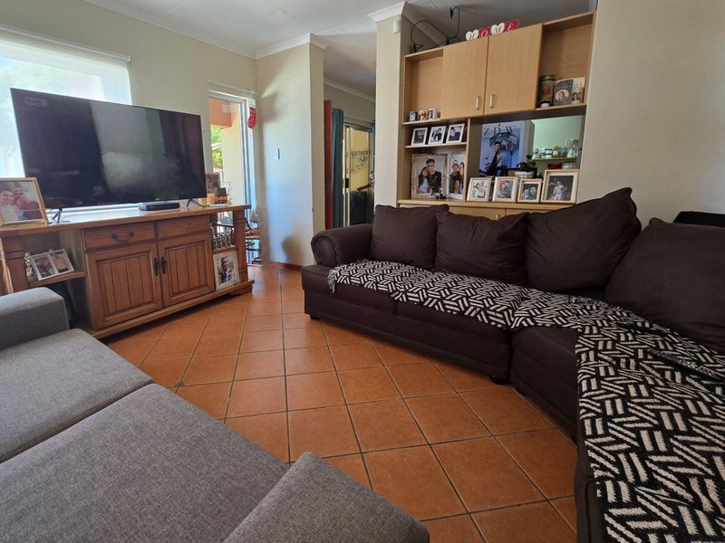 Dual-Dwelling Opportunity with Modern Comforts in popular neighbourhood - Photo 8