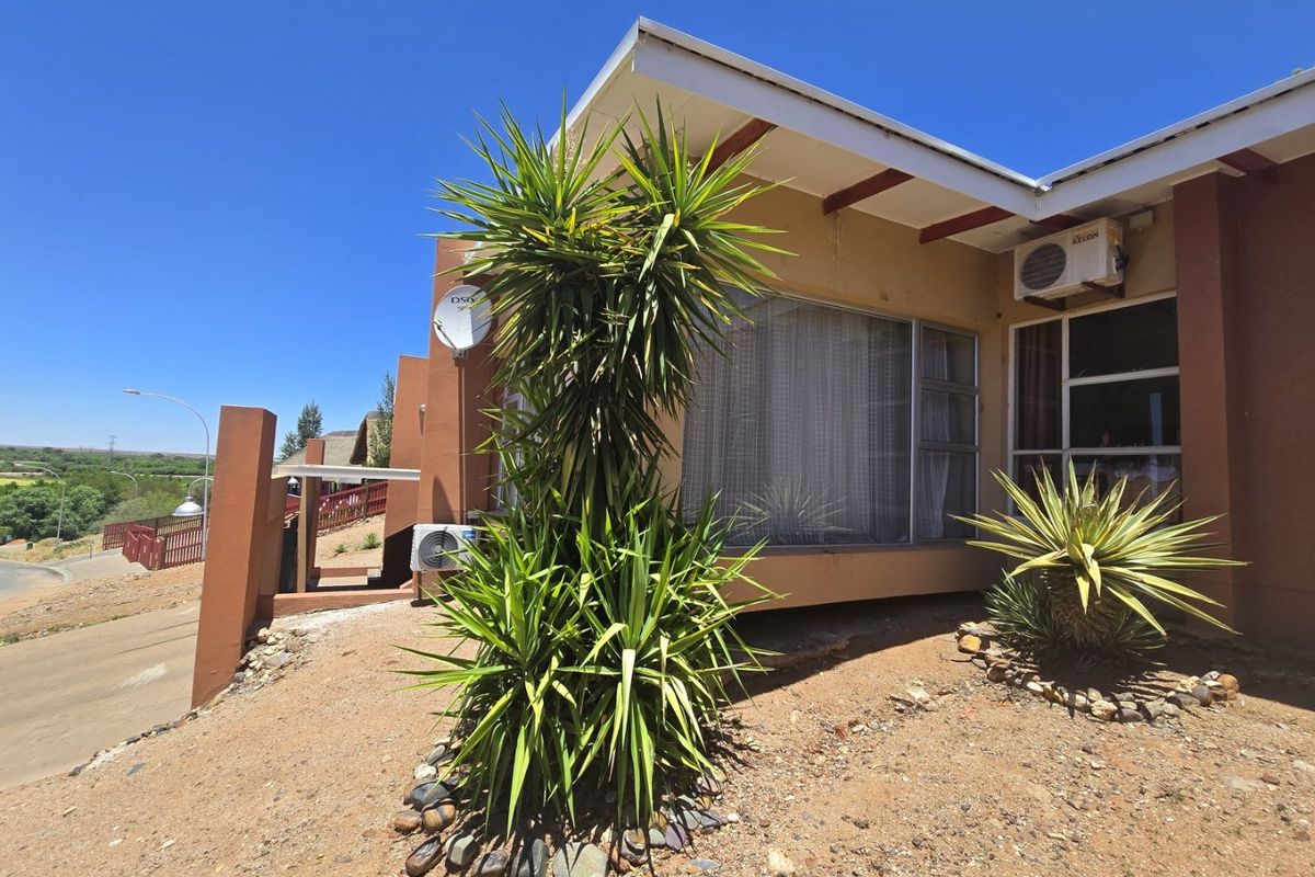 Dual-Dwelling Opportunity with Modern Comforts in popular neighbourhood - Photo 3