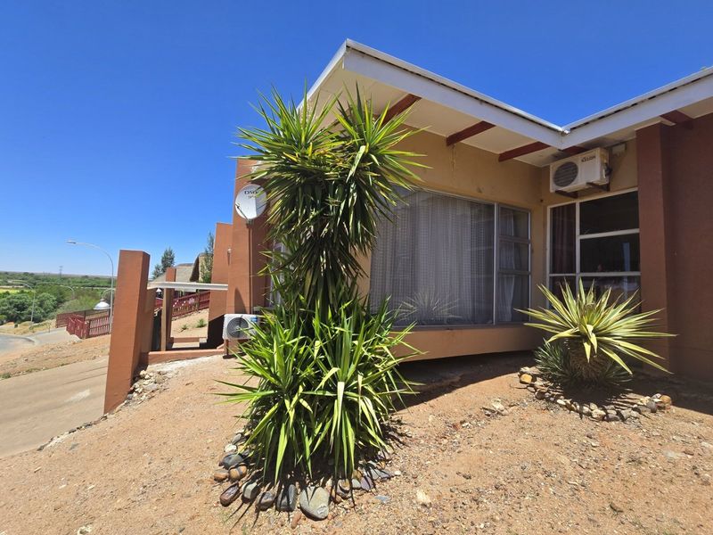 Dual-Dwelling Opportunity with Modern Comforts in popular neighbourhood - Photo 3