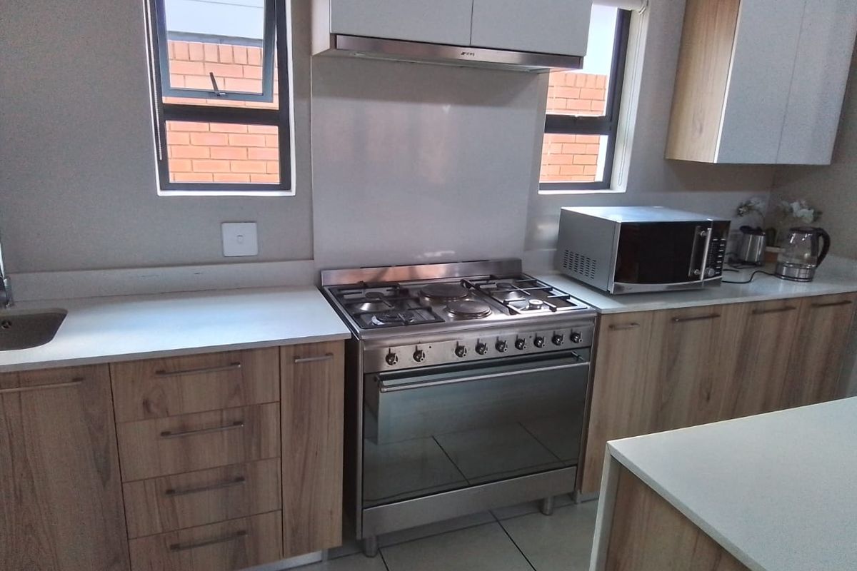 4 Bedroom , 3 bathroom single story home in Six Fountains    - Photo 3