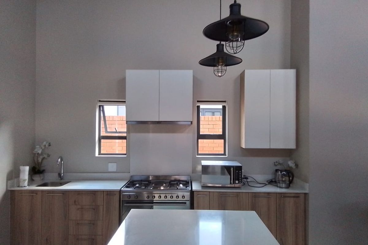 4 Bedroom , 3 bathroom single story home in Six Fountains    - Photo 2