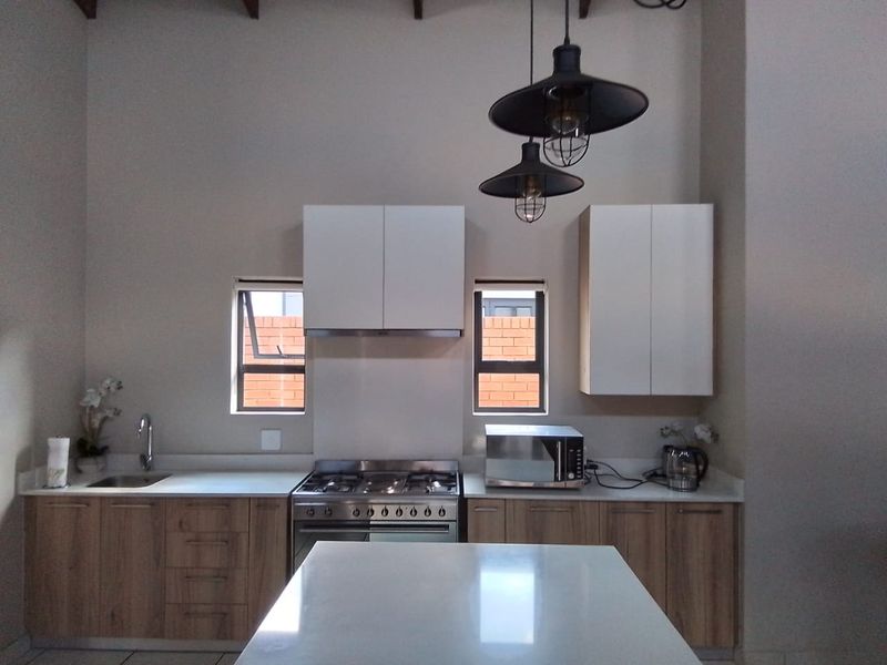 4 Bedroom , 3 bathroom single story home in Six Fountains    - Photo 2