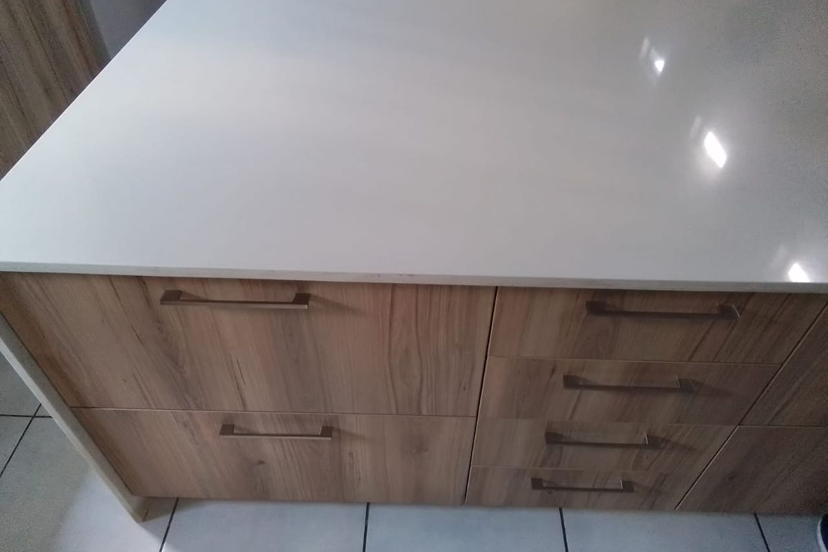 4 Bedroom , 3 bathroom single story home in Six Fountains    - Photo 5