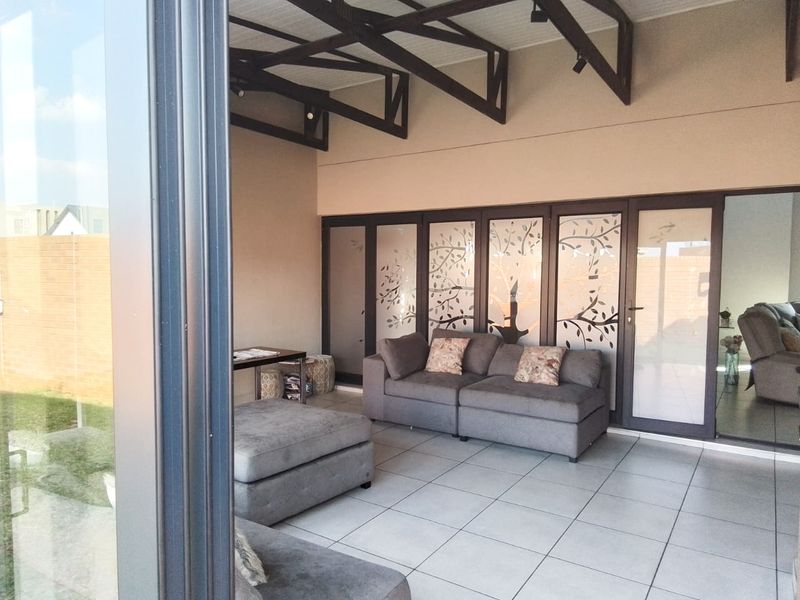 4 Bedroom , 3 bathroom single story home in Six Fountains    - Photo 10