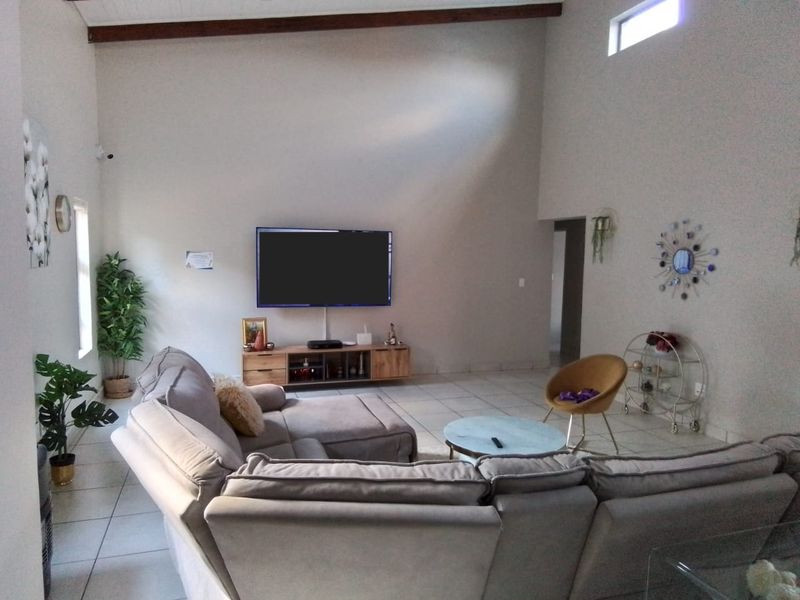 4 Bedroom , 3 bathroom single story home in Six Fountains    - Photo 9