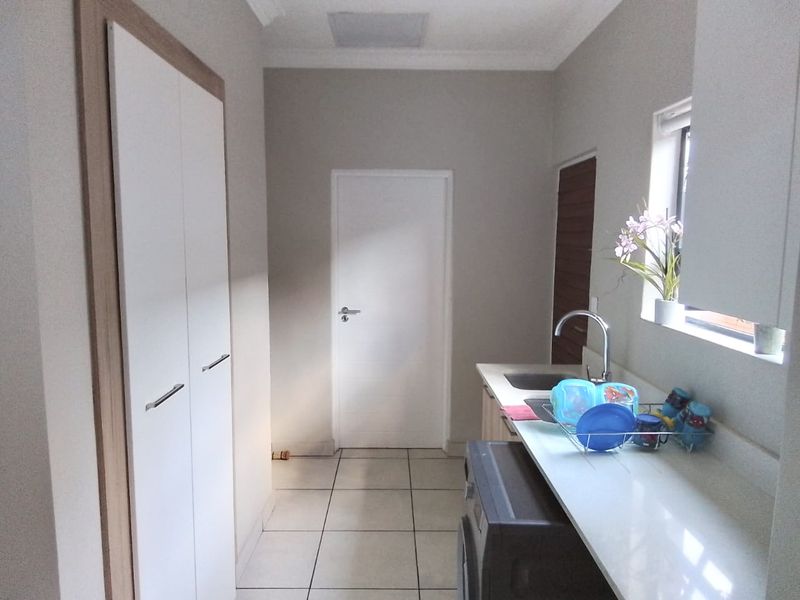 4 Bedroom , 3 bathroom single story home in Six Fountains    - Photo 7