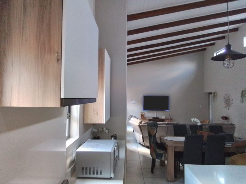 4 Bedroom , 3 bathroom single story home in Six Fountains    - Photo 6