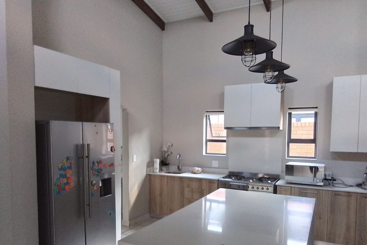 4 Bedroom , 3 bathroom single story home in Six Fountains    - Photo 4