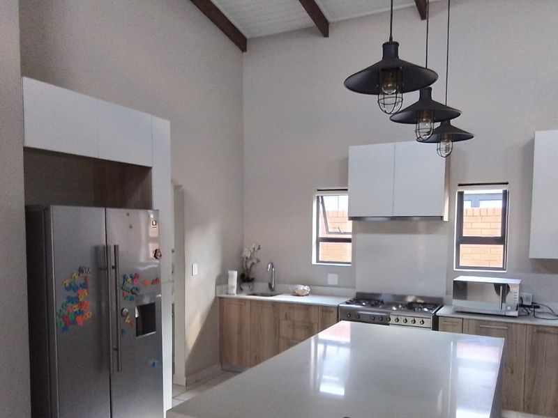 4 Bedroom , 3 bathroom single story home in Six Fountains    - Photo 4