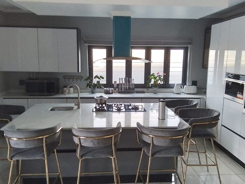 5 Bedroom, 5 bathroom House in Six Fountains    - Photo 3