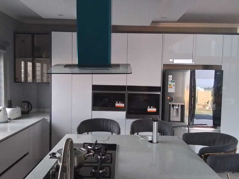 5 Bedroom, 5 bathroom House in Six Fountains    - Photo 4