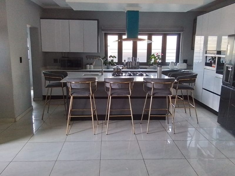 5 Bedroom, 5 bathroom House in Six Fountains    - Photo 6