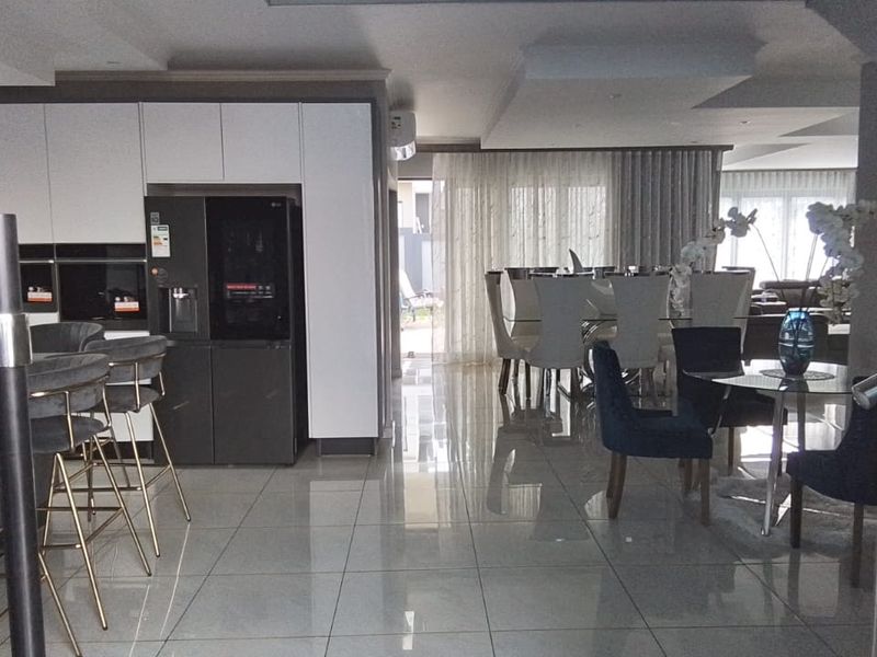 5 Bedroom, 5 bathroom House in Six Fountains    - Photo 8