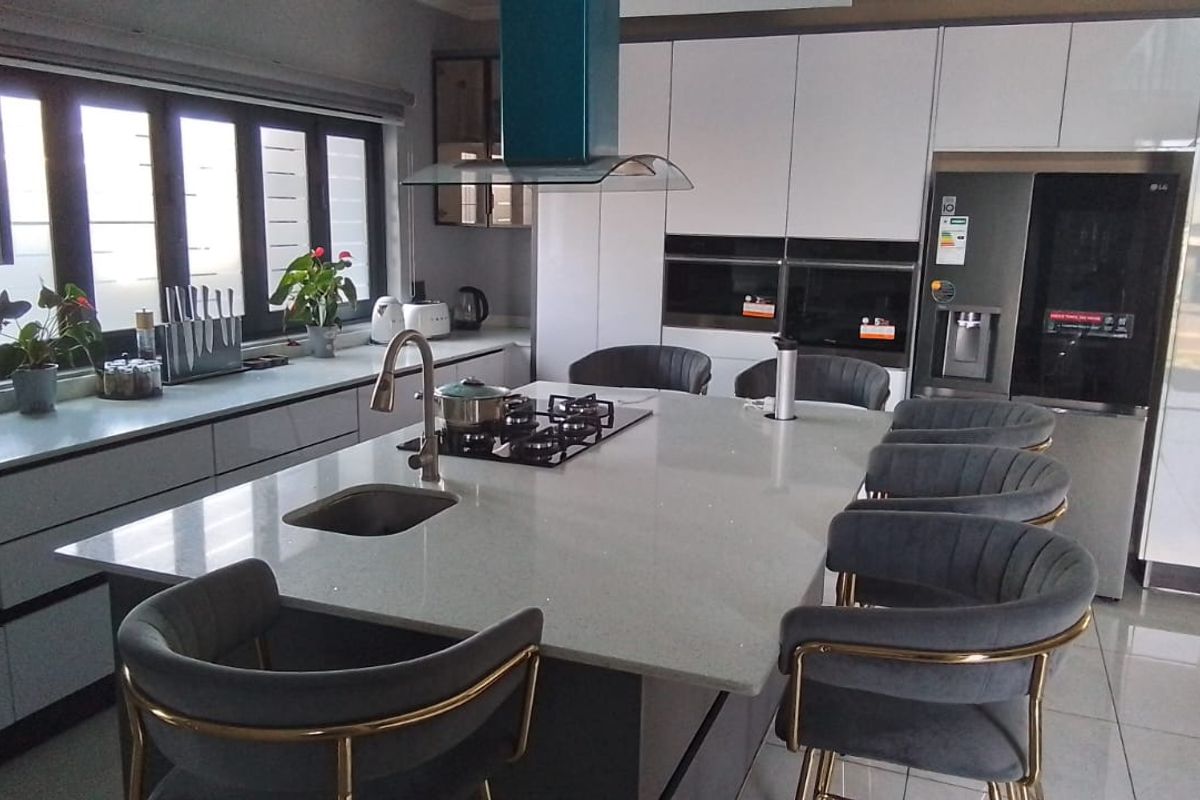 5 Bedroom, 5 bathroom House in Six Fountains    - Photo 2