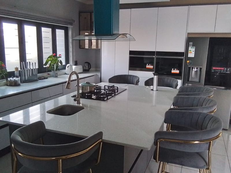 5 Bedroom, 5 bathroom House in Six Fountains    - Photo 2
