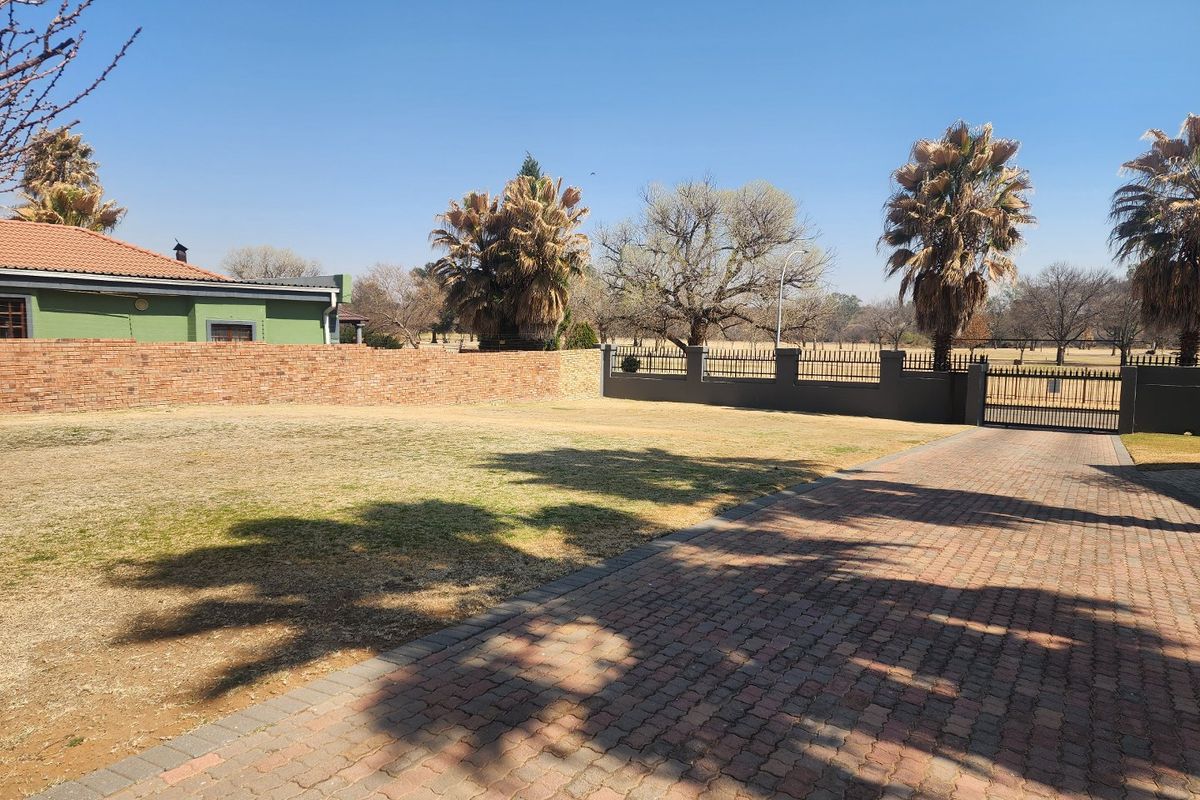 3 Bedroom house and 3 Flatlets with scenic views - Photo 5