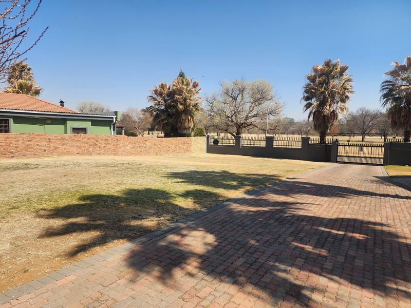 3 Bedroom house and 3 Flatlets with scenic views - Photo 5