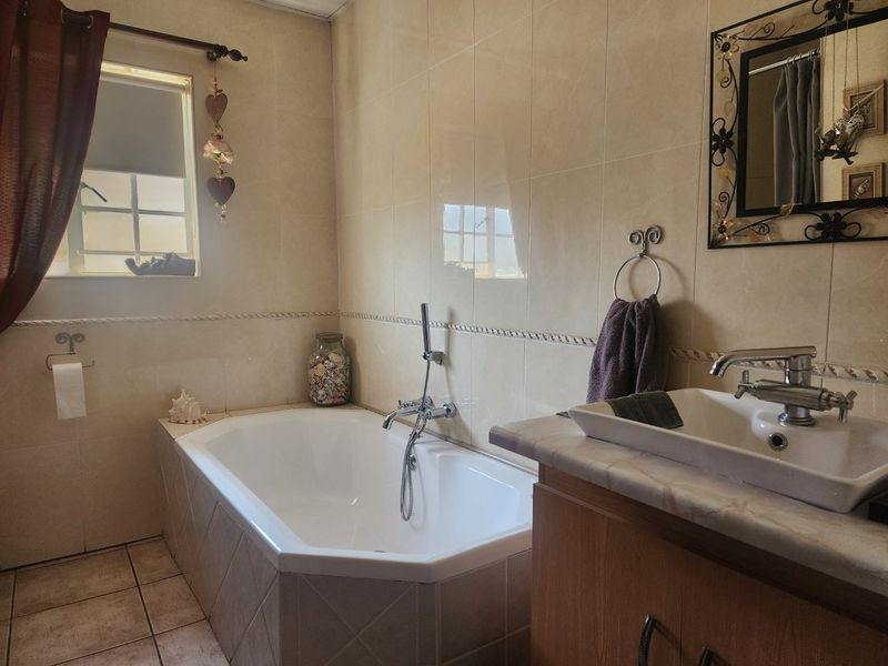 3 Bedroom house and 3 Flatlets with scenic views - Photo 10