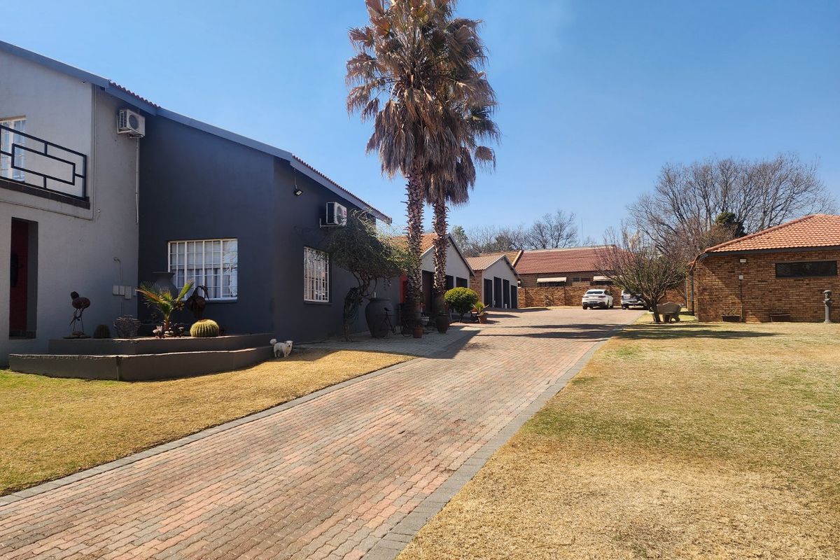 3 Bedroom house and 3 Flatlets with scenic views - Photo 3