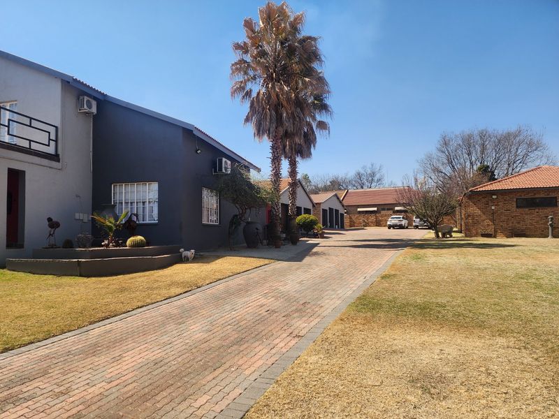 3 Bedroom house and 3 Flatlets with scenic views - Photo 3