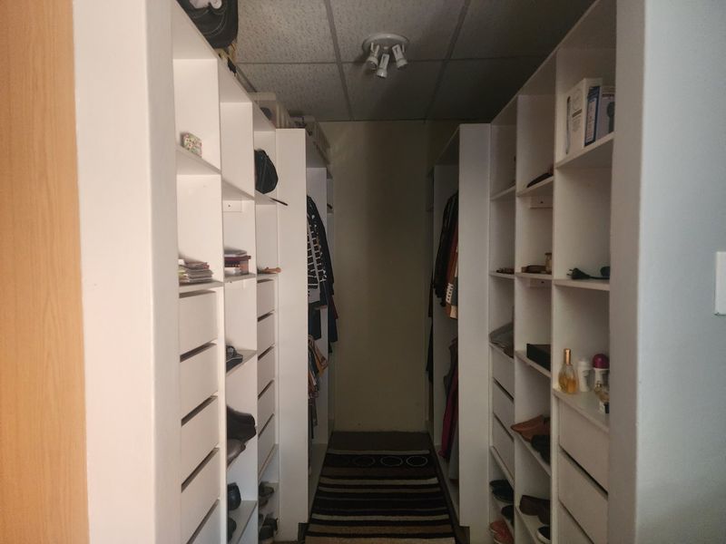 3 Bedroom house and 3 Flatlets with scenic views - Photo 9