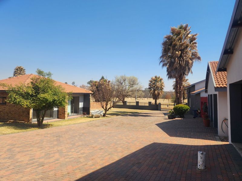 3 Bedroom house and 3 Flatlets with scenic views - Photo 6