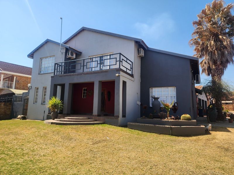 3 Bedroom house and 3 Flatlets with scenic views - Photo 2