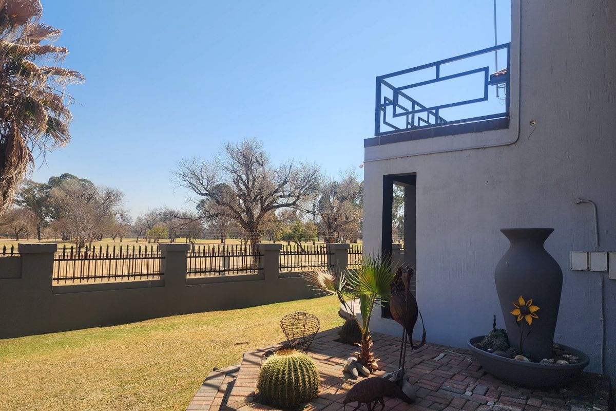 3 Bedroom house and 3 Flatlets with scenic views - Photo 4