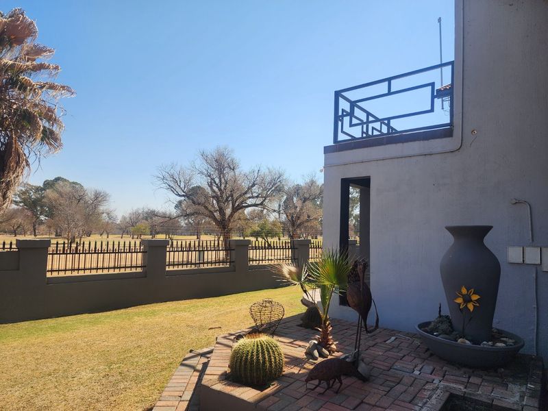 3 Bedroom house and 3 Flatlets with scenic views - Photo 4