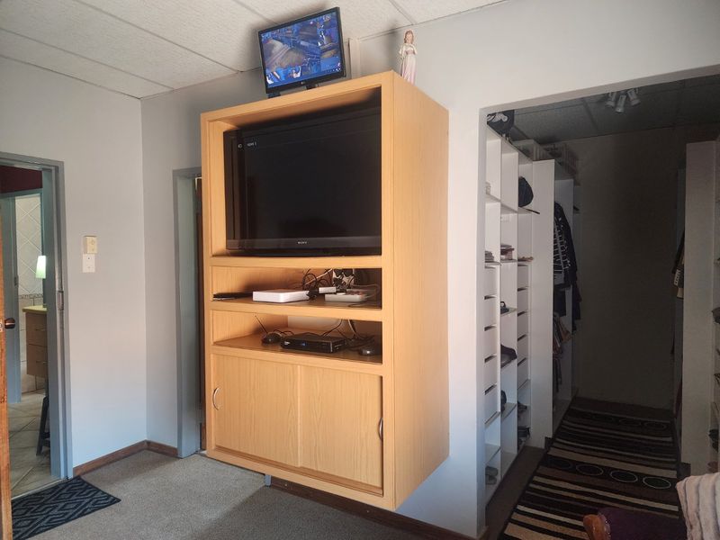 3 Bedroom house and 3 Flatlets with scenic views - Photo 8