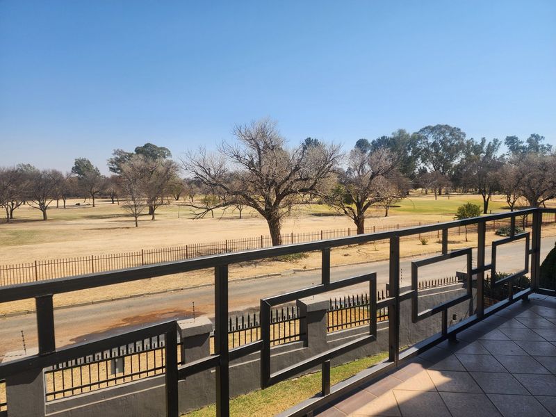 3 Bedroom house and 3 Flatlets with scenic views - Photo 1