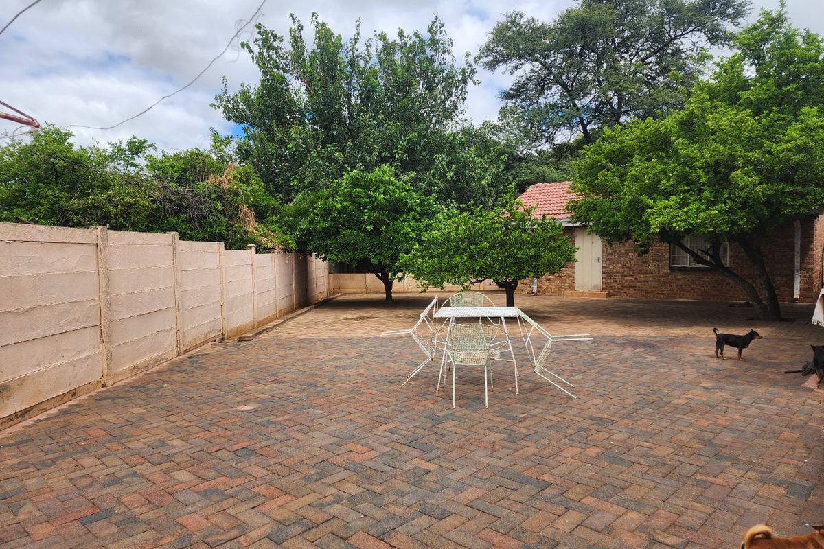 4 BEDROOM HOUSE AND FLATLET IN ROOSHEUWEL - Photo 2