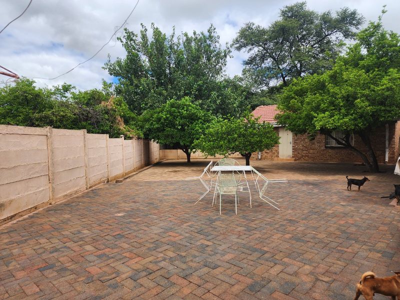 4 BEDROOM HOUSE AND FLATLET IN ROOSHEUWEL - Photo 2