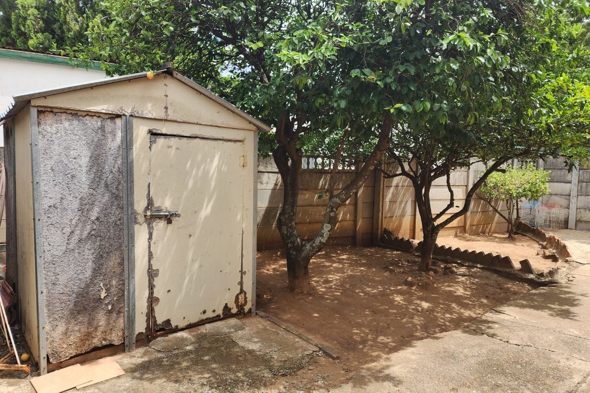 4 BEDROOM HOUSE AND FLATLET IN ROOSHEUWEL - Photo 3