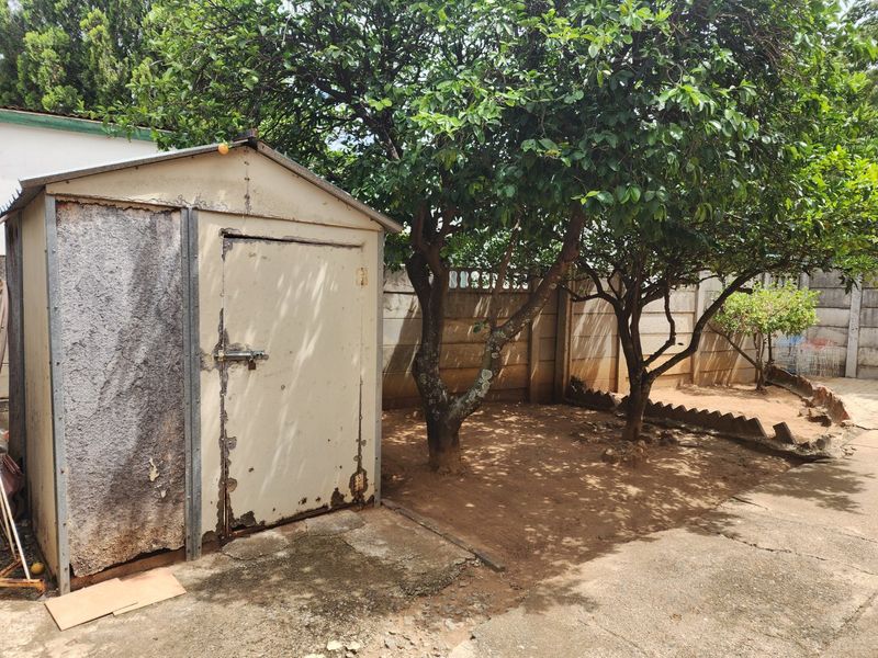 4 BEDROOM HOUSE AND FLATLET IN ROOSHEUWEL - Photo 3