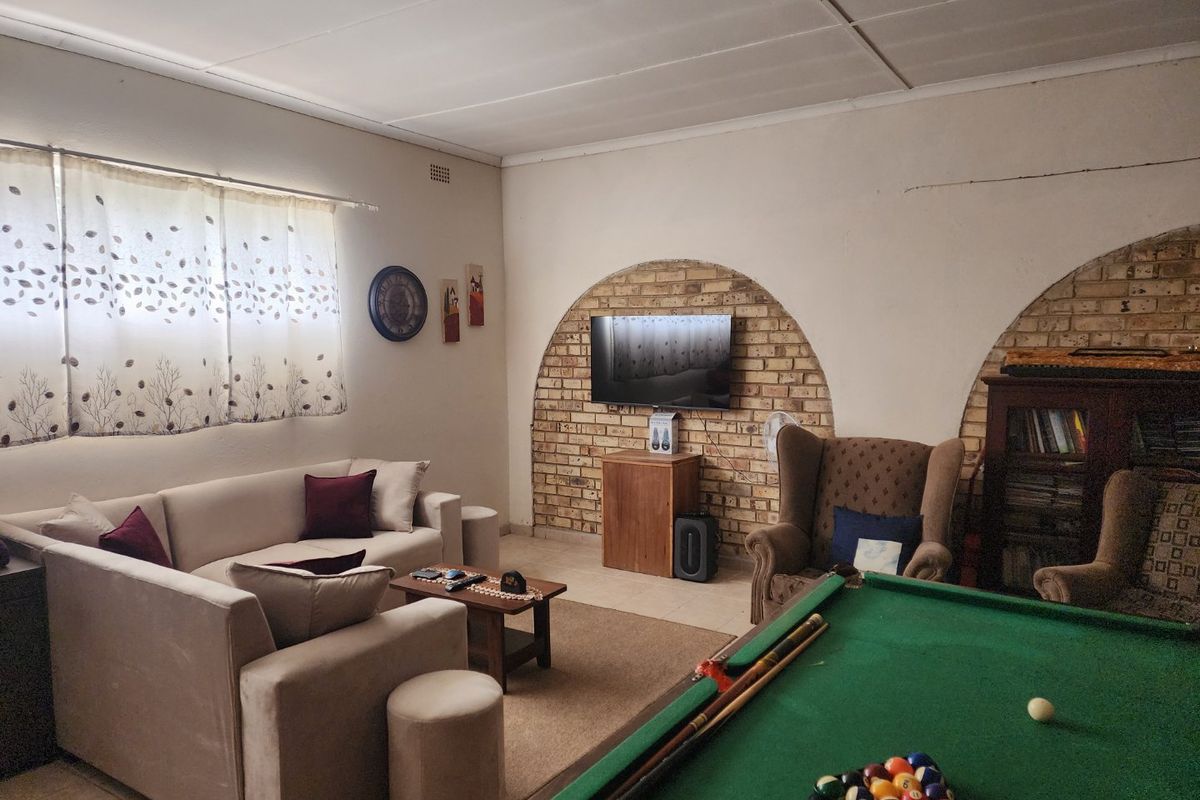 4 BEDROOM HOUSE AND FLATLET IN ROOSHEUWEL - Photo 5