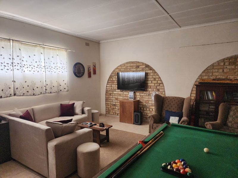 4 BEDROOM HOUSE AND FLATLET IN ROOSHEUWEL - Photo 5