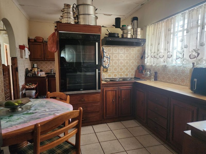 4 BEDROOM HOUSE AND FLATLET IN ROOSHEUWEL - Photo 10