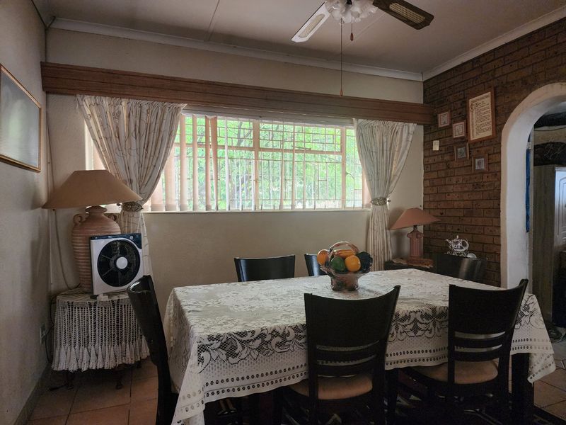 4 BEDROOM HOUSE AND FLATLET IN ROOSHEUWEL - Photo 8