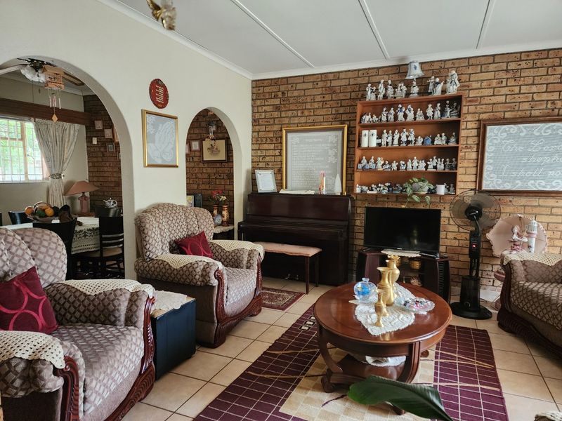 4 BEDROOM HOUSE AND FLATLET IN ROOSHEUWEL - Photo 7