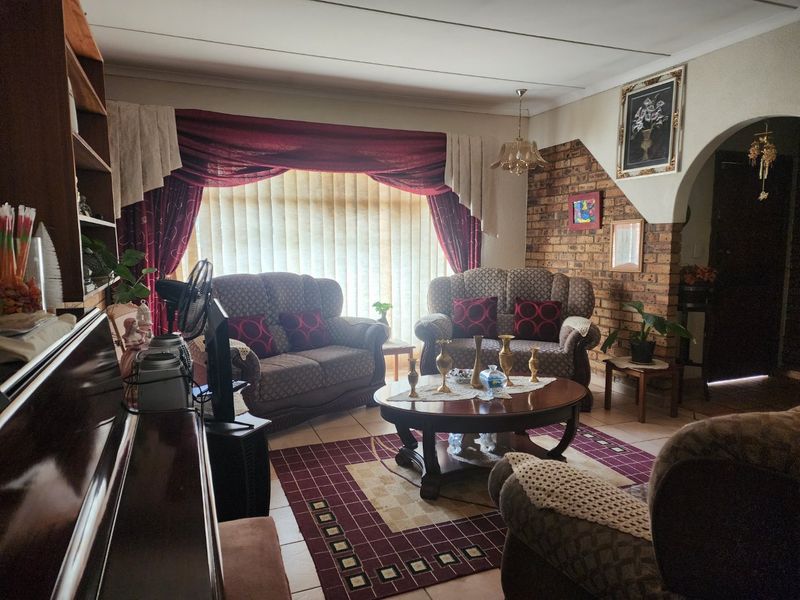 4 BEDROOM HOUSE AND FLATLET IN ROOSHEUWEL - Photo 6