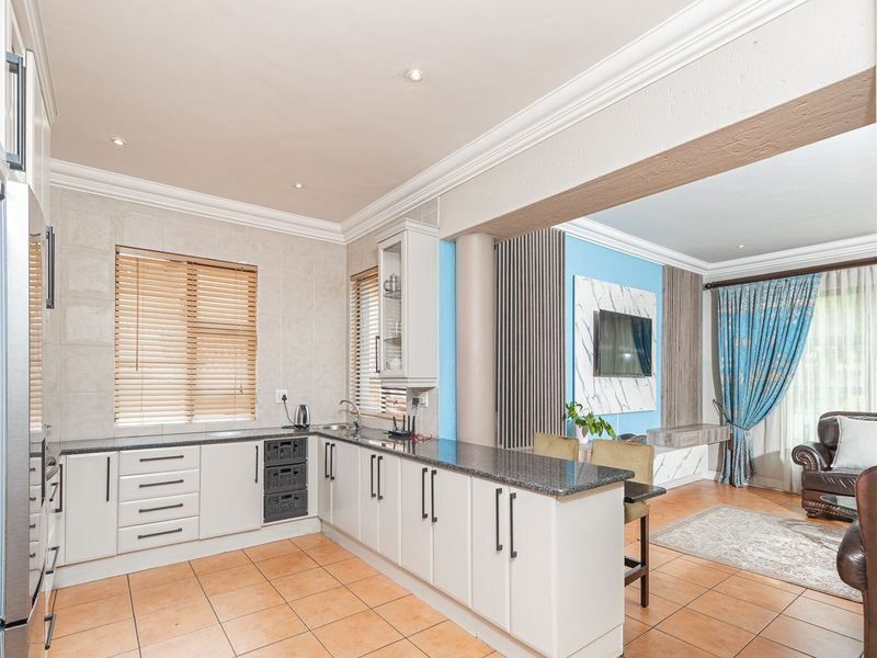 Impressive Family Home in Blue Valley Golf Estate - Photo 10