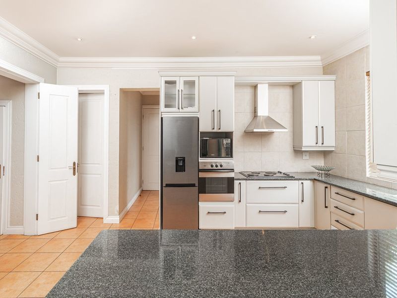 Impressive Family Home in Blue Valley Golf Estate - Photo 9