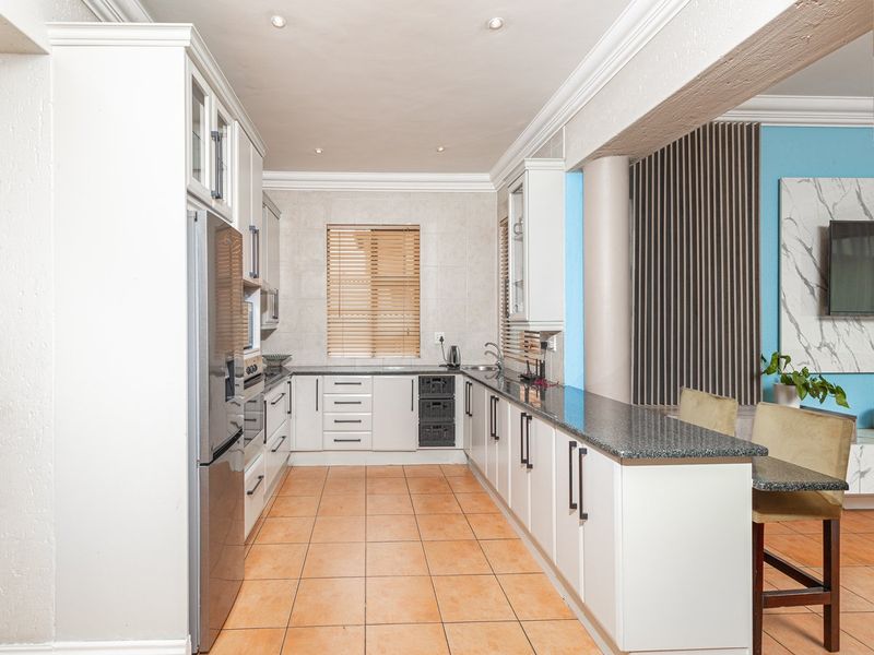 Impressive Family Home in Blue Valley Golf Estate - Photo 8