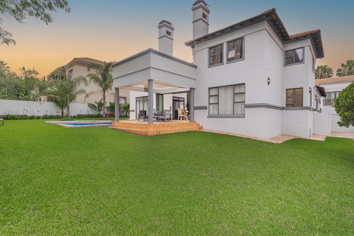 Impressive Family Home in Blue Valley Golf Estate - Photo 4
