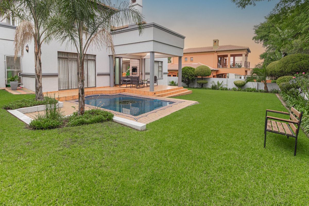 Impressive Family Home in Blue Valley Golf Estate - Photo 2