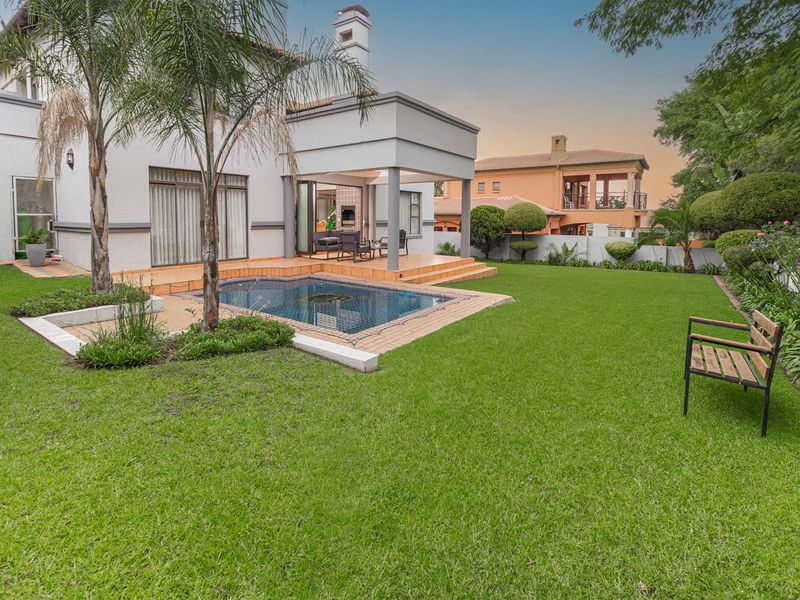 Impressive Family Home in Blue Valley Golf Estate - Photo 2