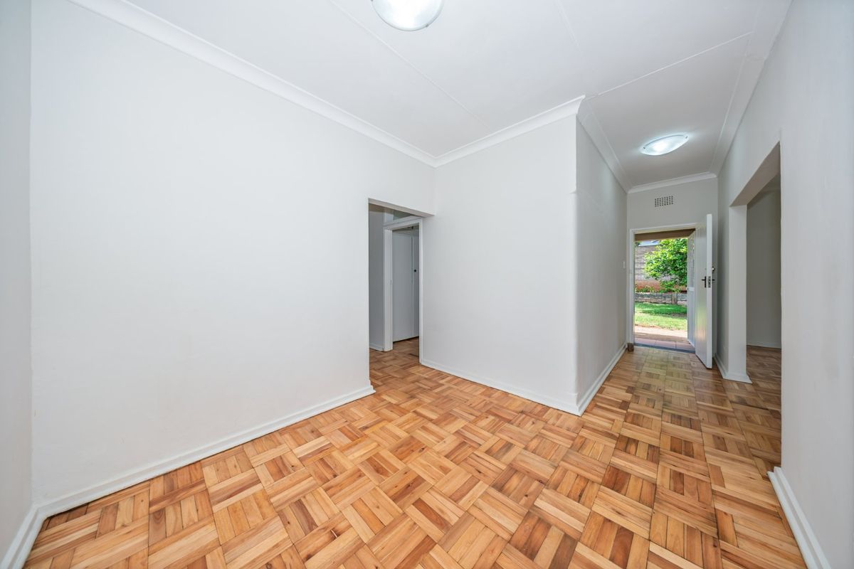 Newly Renovated Home in Lovely Lakeside Village - Photo 2