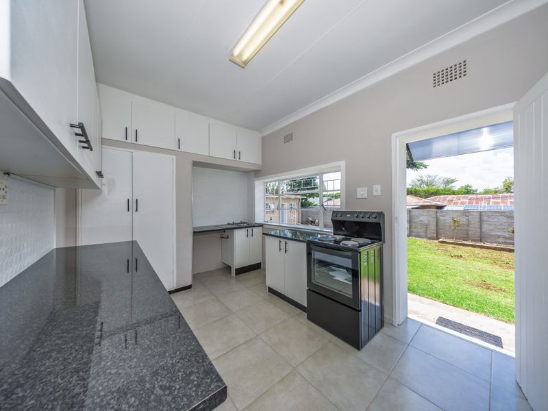 Newly Renovated Home in Lovely Lakeside Village - Photo 7