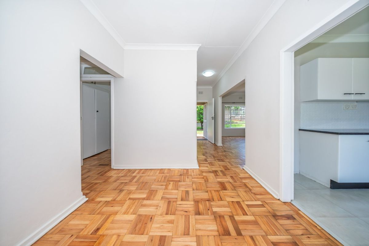 Newly Renovated Home in Lovely Lakeside Village - Photo 5